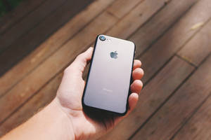 jet siyahı iPhone 7 tutan kişi