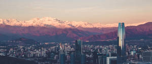 Binalar ve pastel ışık yansıması olan bir dağ ile Ultrawide Ufuk — 3440x1440 Duvar Kağıdı