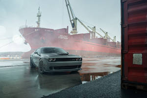 Liman Ortamında Gri Dodge Challenger Demon 4K — Arabalar Duvar Kağıdı