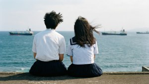 Taku ve Rikako, Ocean Waves'te denize bakan okul çatısında oturuyor. — Okyanus dalgaları Duvar Kağıdı