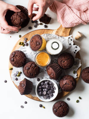 Çeşitli çikolata parçacıklı muffinler duvar kağıdı — 3:4 Duvar Kağıdı