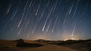 Çöl kumullarının üzerinde yıldızlı bir gece gökyüzünde meteor yağmuru. — Gökyüzü manzarası Duvar Kağıdı