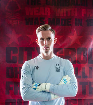 Dean Henderson Kollarını Kavuşturmuş — Honor Magic V Flip 2 Duvar Kağıdı