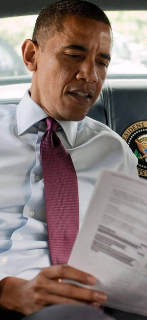 Barack Obama derin okuma duvar kağıdı — iPhone 18 Pro Max Duvar Kağıdı