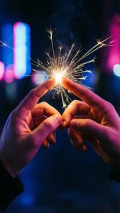 Neredeyse değen eller arasında kıvılcım, neon aşk estetiği — iPhone 8 Plus Duvar Kağıdı
