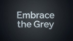 Koyu gri gradyan üzerinde 'Embrace the Grey' ilham verici alıntısı.
