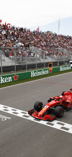 F1 iPhone Vettel Bitiş Çizgisi — iPhone 16e Duvar Kağıdı