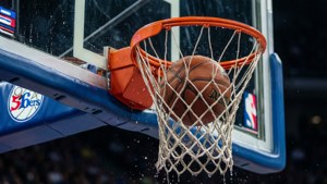 Bir basketbol topunun fileye doğru sallanışının hiperrealist yakın çekimi — ROG Ally Duvar Kağıdı