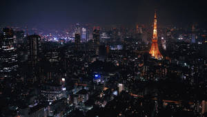 Gece şehirdeki Tokyo Kulesi'nin kuşbakışı duvar kağıdı