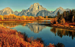 Gölü yansıtan dağlar ve ağaçlar sonbahar manzarası duvar kağıdı. — 1600x900 Duvar Kağıdı