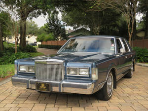 Görkemli 1986 Lincoln Town Car, Asfalt Bir Yolda Park Halinde — Havalı arabalar Duvar Kağıdı