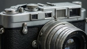 Gri estetikte vintage kamera yakın çekim