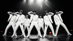 Beyaz takım elbiseli bir Kpop erkek grubunun dramatik siyah-beyaz görüntüsü. — Kpop GIF Duvar Kağıdı