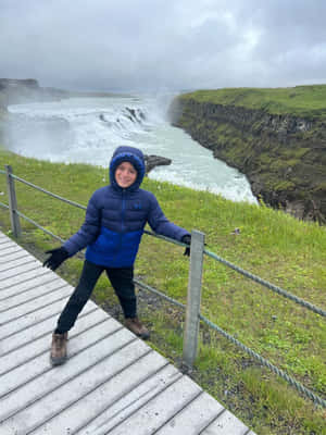 Gullfoss Şelalesi'ni Ziyaret Eden Çocuk, Güneybatı İzlanda — Şelale Duvar Kağıdı
