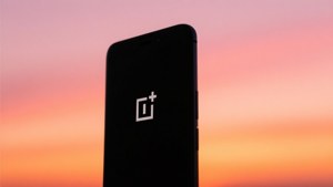 Gün batımı gradyanı önünde OnePlus akıllı telefon silüeti. — OnePlus Duvar Kağıdı