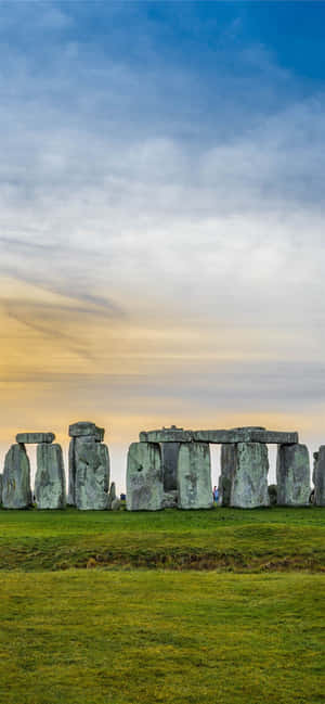 Gün Batımında Stonehenge'in Görkemli Manzarası — Pixel 7 Duvar Kağıdı