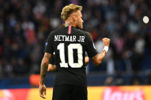 Havalı Neymar Jr Yumruk Sıkma