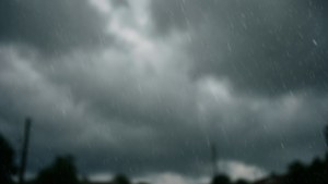 Gri bir gökyüzü ve yağan yağmur, hüzünlü ve melankolik bir atmosfer. — Gökyüzü manzarası Duvar Kağıdı