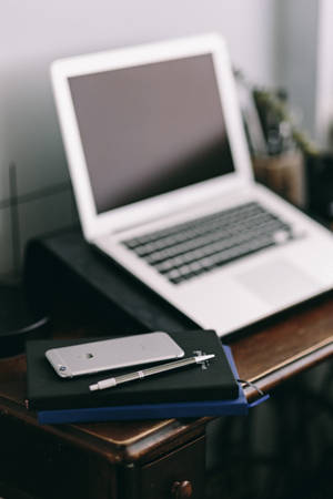 iPhone Çalışma Masası Dergilerle — MacBook Duvar Kağıdı