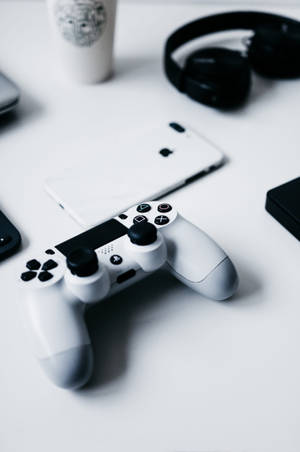 iPhone Masa ve PlayStation Kumandası — iPhone Duvar Kağıdı