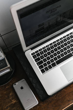 iPhone Masası Gümüş MacBook ile — MacBook Duvar Kağıdı