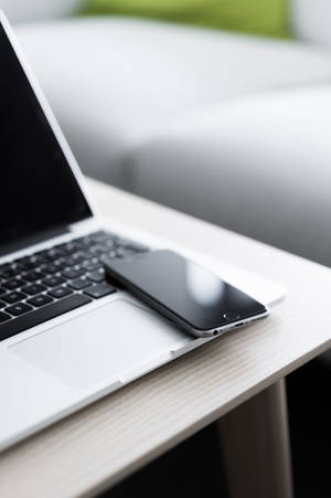 iPhone Masası ve MacBook — MacBook Duvar Kağıdı