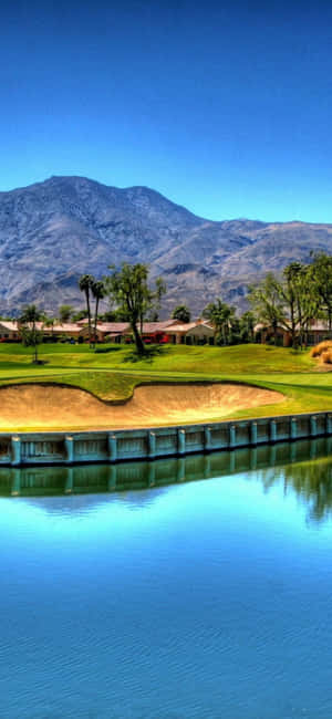 iPhone X Golf Sahası Arka Planı — Realme C73 Duvar Kağıdı