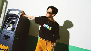 J-Hope ATM'nin yanında poz veriyor — BTS Duvar Kağıdı