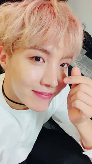 J-Hope BTS Parmak Kalp — BTS Duvar Kağıdı