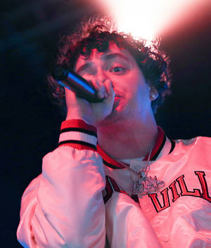 Jack Harlow mikrofon tutarken duvar kağıdı — Motorola Razr Ultra 2025 Duvar Kağıdı