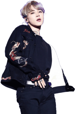 Jimin Nakışlı Ceketle Poz Veriyor