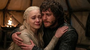 Jon Snow ve Daenerys Targaryen duygusal bir anı paylaşıyor — Game of thrones 8. sezon Duvar Kağıdı