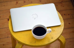 Kahve ve Macbook Air — MacBook Air Duvar Kağıdı