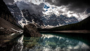Karanlık Moraine Gölü Duvar Kağıdı — 2560x1440 Duvar Kağıdı