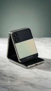 Z Flip 5'in mermer üzerinde kompakt tasarımını vurgulayan şık bir ürün çekimi.