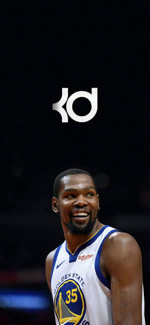 Kevin Durant gülümseme ve logo duvar kağıdı — iPhone 17 Pro Max Duvar Kağıdı