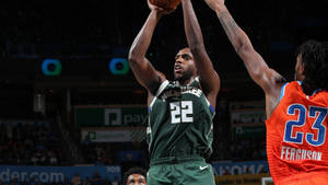 Khris Middleton atış pozisyonu duvar kağıdı — Loş Duvar Kağıdı