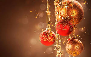 Kırmızı ve Altın Renkli Şenlikli Noel Topları Süslemesi — Kırmızı noel Duvar Kağıdı