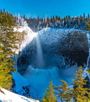 Frozen Waterfall In Winter wallpaper — Motorola Razr Fold Duvar Kağıdı