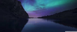 Dağlardan görünüm, ultrawide Aurora Borealis renkli pastel mavi ve mor gökyüzü yıldızlarla — 2560x1080 Duvar Kağıdı