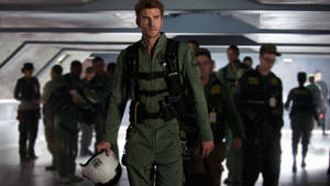 Liam Hemsworth'un Bağımsızlık Günü filminde Jake Morrison olarak duvar kağıdı. — iMac Duvar Kağıdı