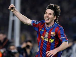 Lionel Messi UNICEF futbol formasıyla mutlu bir şekilde gülümsüyor duvar kağıdı