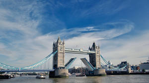 Londra'da Kapalı Tower Bridge duvar kağıdı — Pro Display XDR Duvar Kağıdı