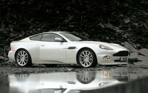 Lüks ve Güçlü Aston Martin Vanquish — MacBook Pro 13 Duvar Kağıdı