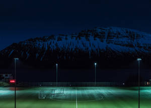 Işık direkleriyle aydınlatılmış gece futbol sahası duvar kağıdı.