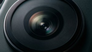Pixel 8 kamera lenslerinin detaylı bir makro duvar kağıdı.