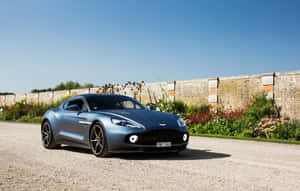 Manzaralı Bir Yolda Hareket Halindeki Çarpıcı Aston Martin Vanquish — Steam Deck Duvar Kağıdı
