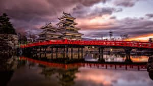 Matsumoto Kalesi Bulutlu Bir Gün Batımında — Japonya GIF Duvar Kağıdı