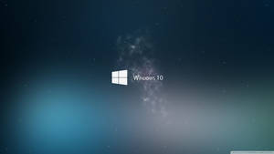 Mavi galaksi üzerinde dumanlı beyaz logo Windows 10 duvar kağıdı
