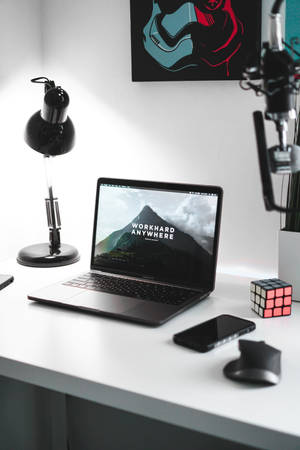 Minimalist iPhone Masa Düzeni — MacBook Duvar Kağıdı